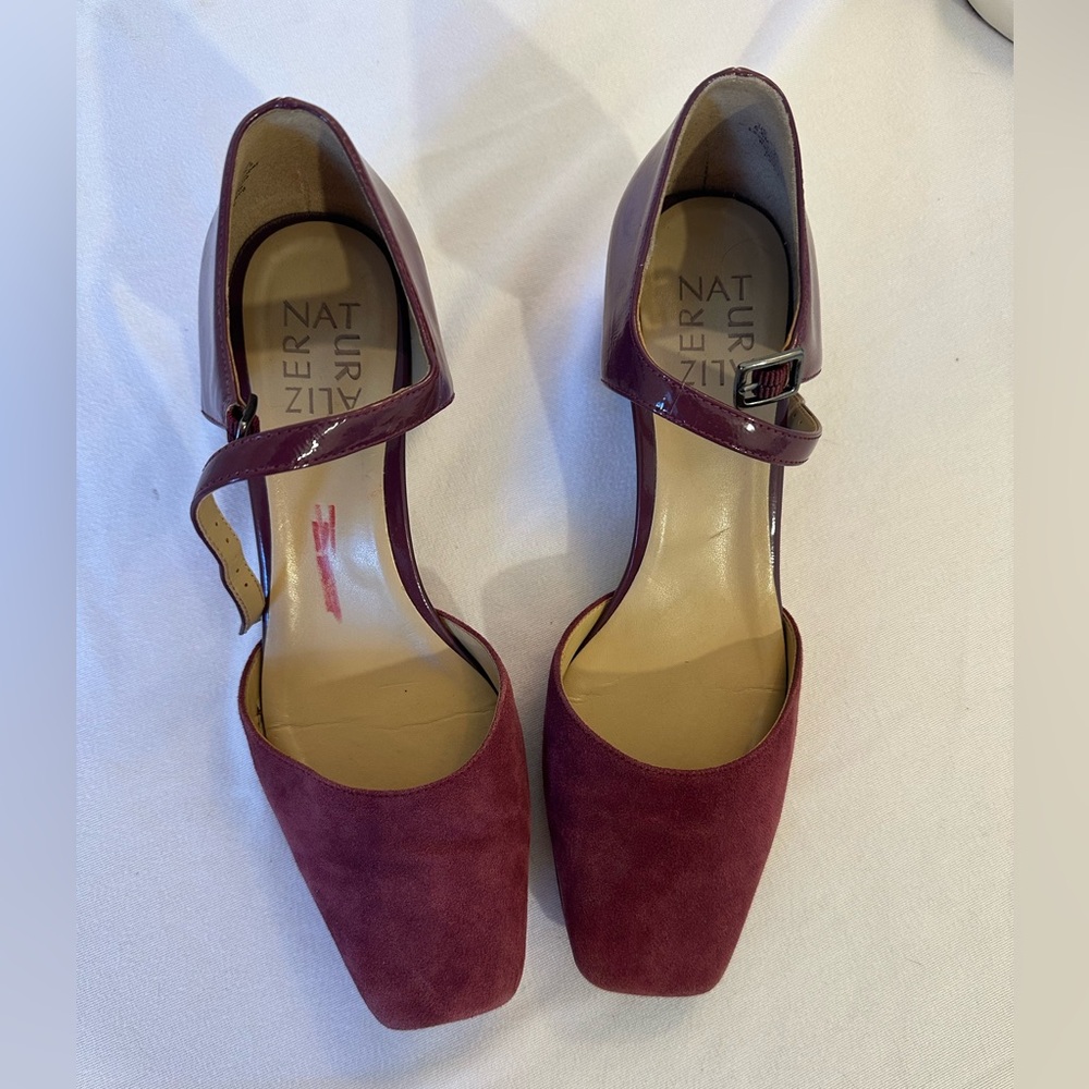 Naturalizer Women’s Heels with Adjustable Strap in Excellent Condition